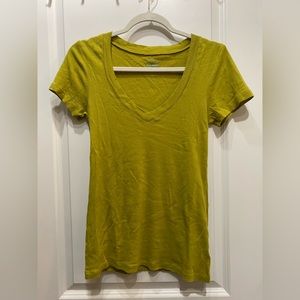 🌊Chartreuse or yellow green colored V neck
